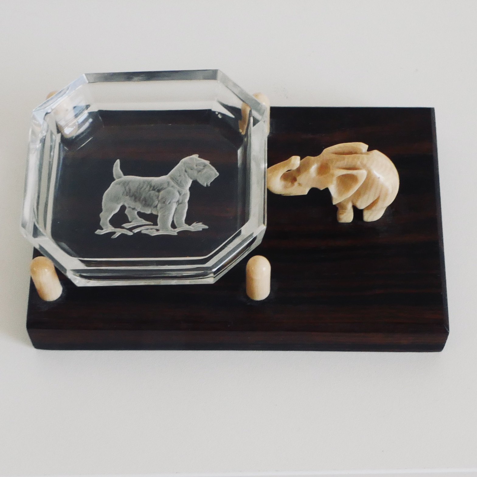 Coupelle en Verre sur socle en Ebène, Eléphant et Chien Schnauzer, France