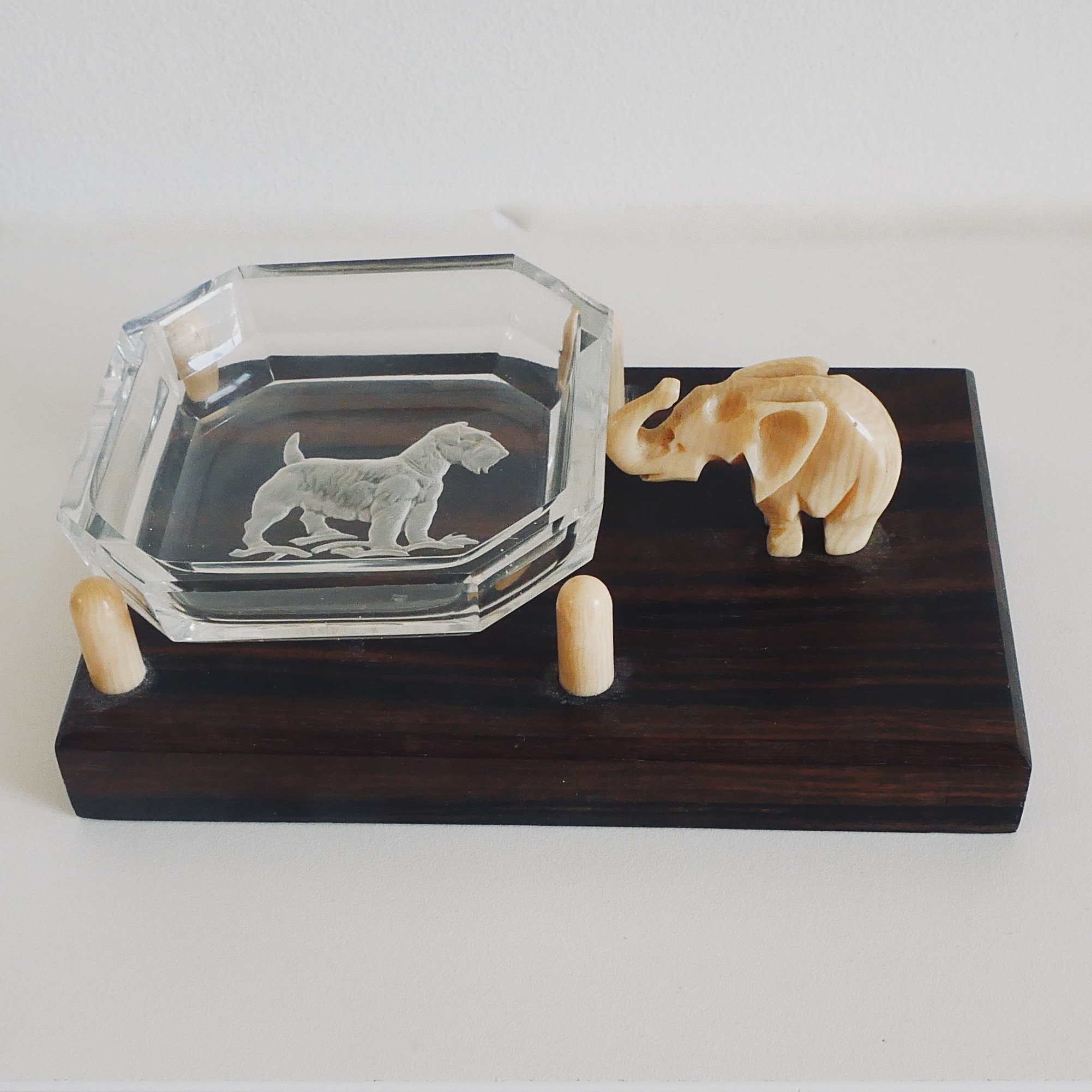 Coupelle en Verre sur socle en Ebène, Eléphant et Chien Schnauzer, France - 2