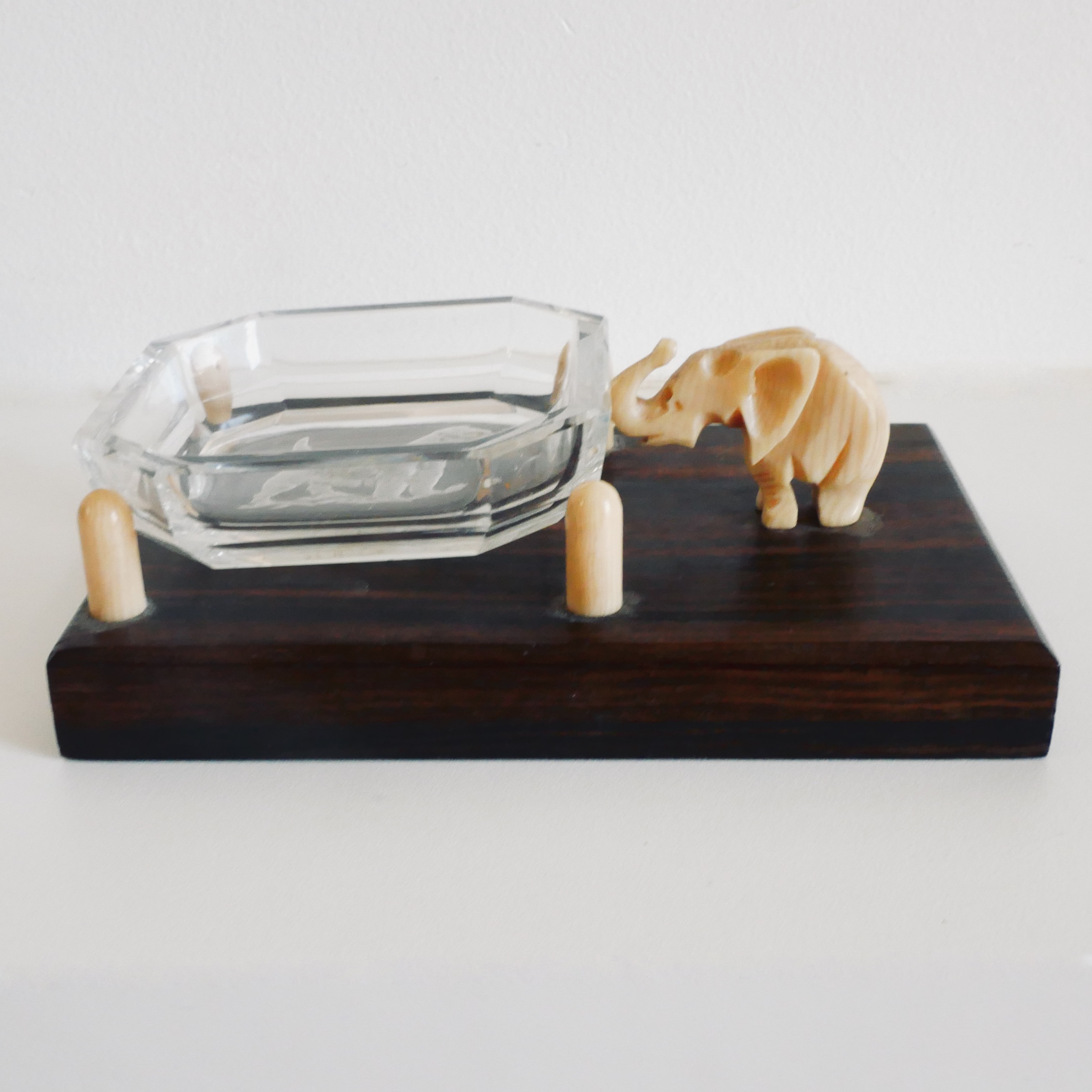 Coupelle en Verre sur socle en Ebène, Eléphant et Chien Schnauzer, France - 3
