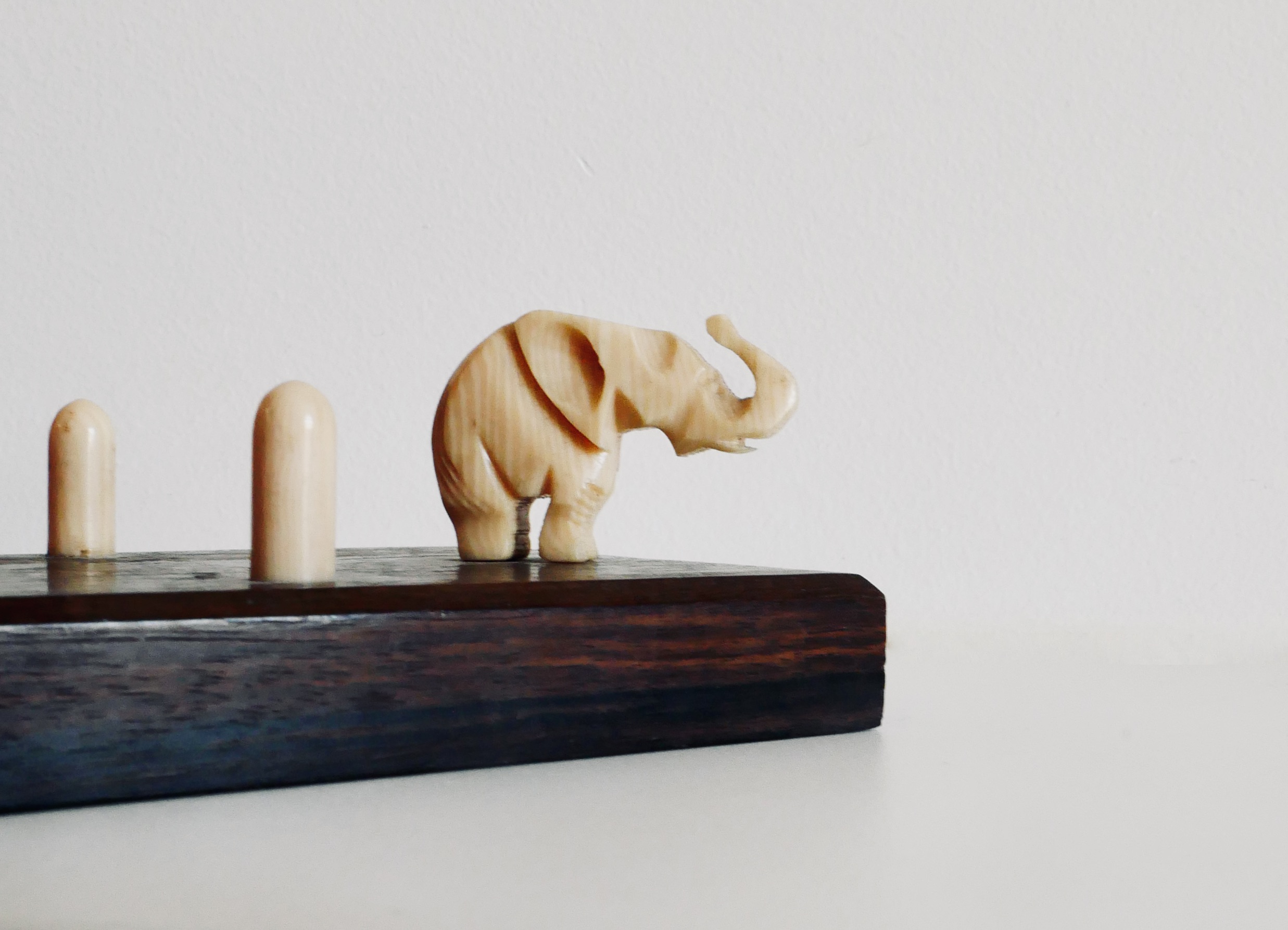 Coupelle en Verre sur socle en Ebène, Eléphant et Chien Schnauzer, France - 5