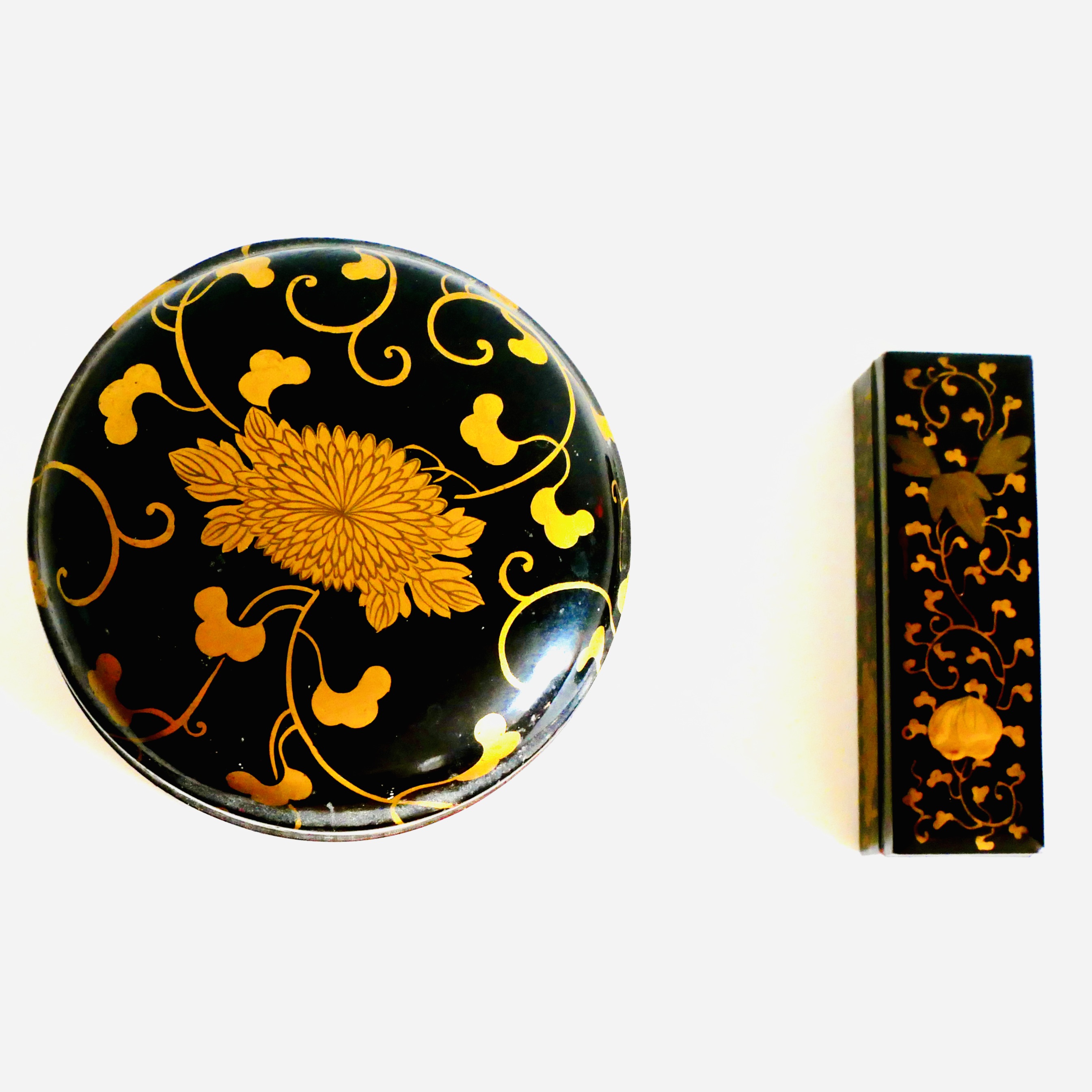 Ensemble de Deux Petites Boîtes en Laque Noire, à Motifs Floraux et Végétaux en Maki-e, Japon, Kyoto, Meiji