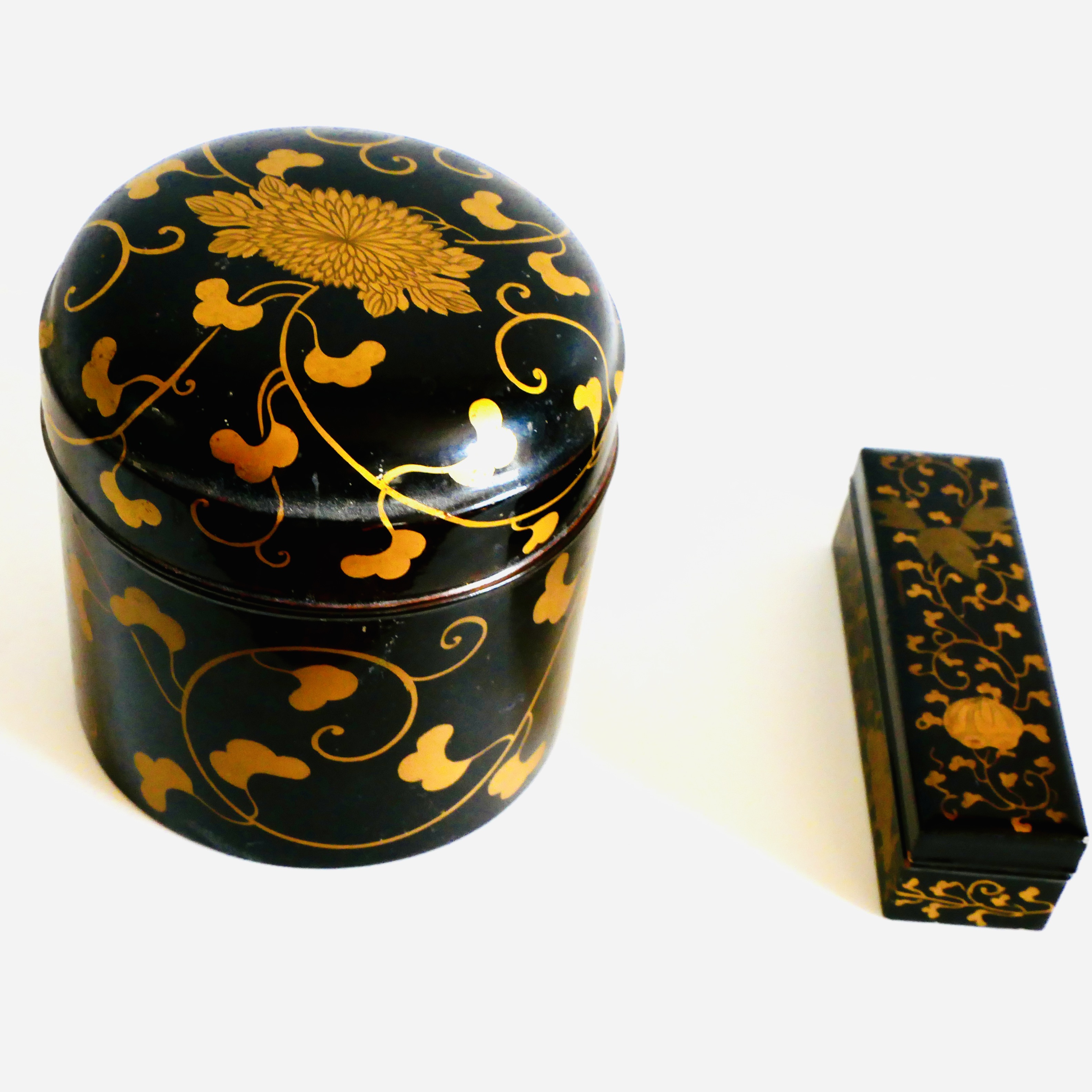 Ensemble de Deux Petites Boîtes en Laque Noire, à Motifs Floraux et Végétaux en Maki-e, Japon, Kyoto, Meiji - 2