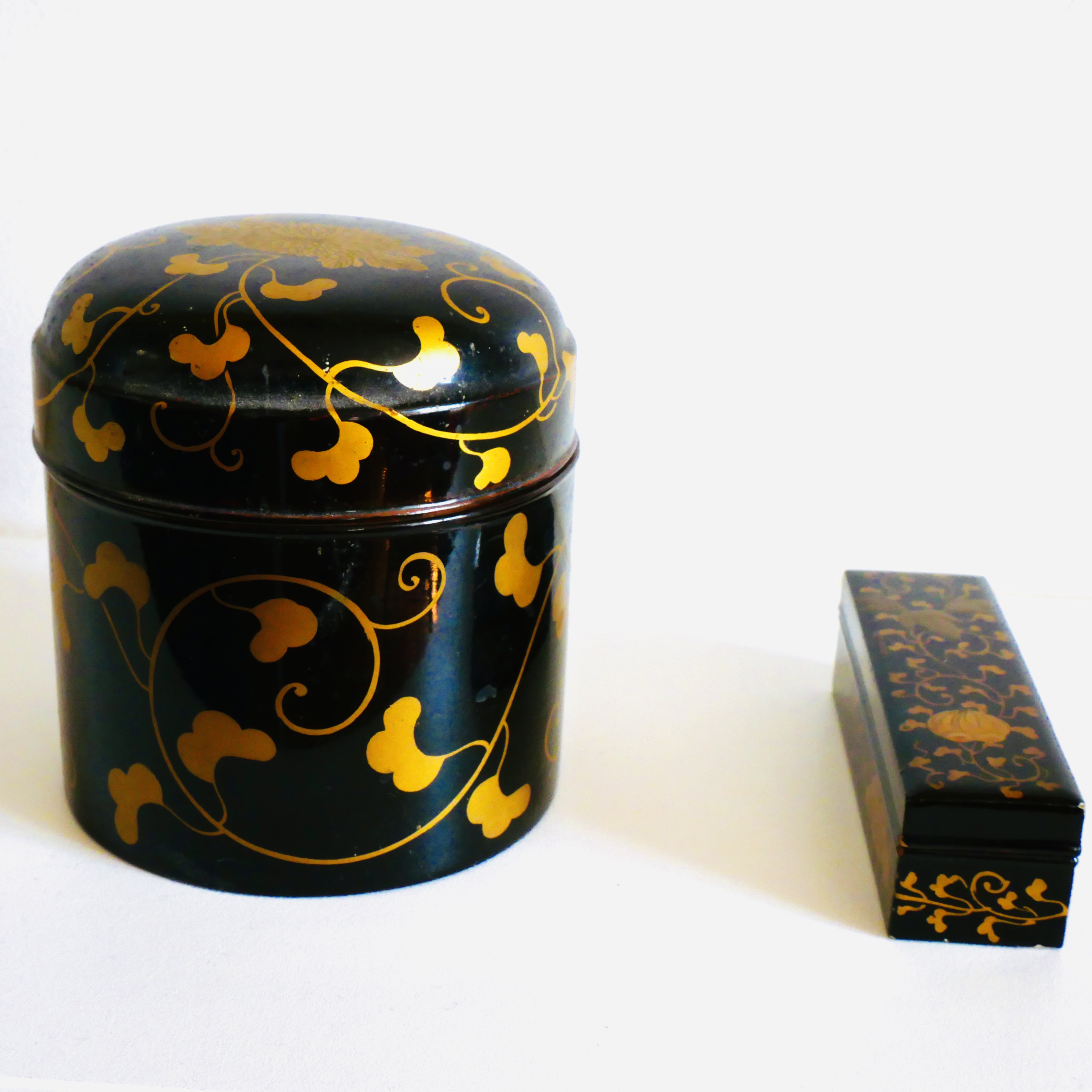 Ensemble de Deux Petites Boîtes en Laque Noire, à Motifs Floraux et Végétaux en Maki-e, Japon, Kyoto, Meiji - 3