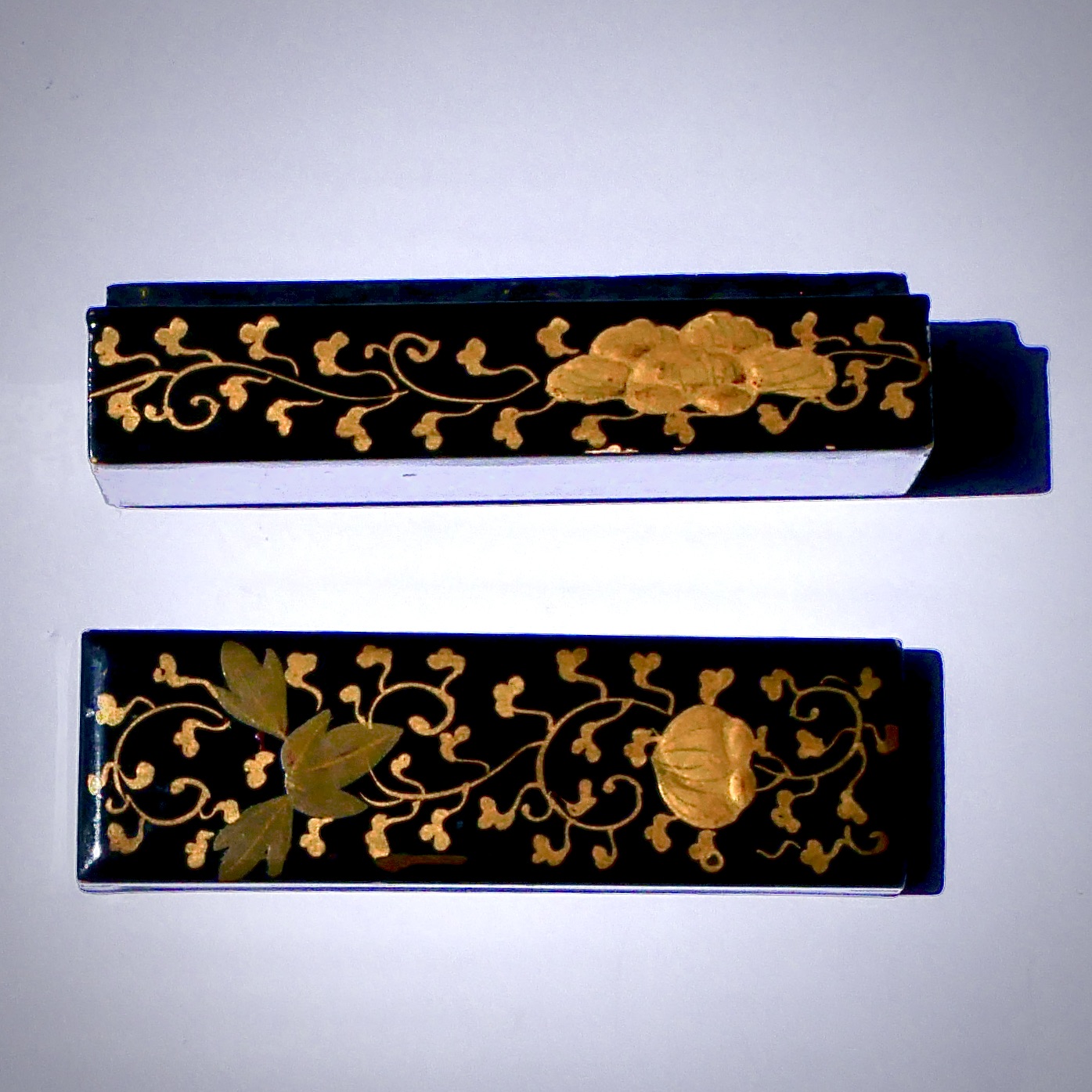 Ensemble de Deux Petites Boîtes en Laque Noire, à Motifs Floraux et Végétaux en Maki-e, Japon, Kyoto, Meiji - 10