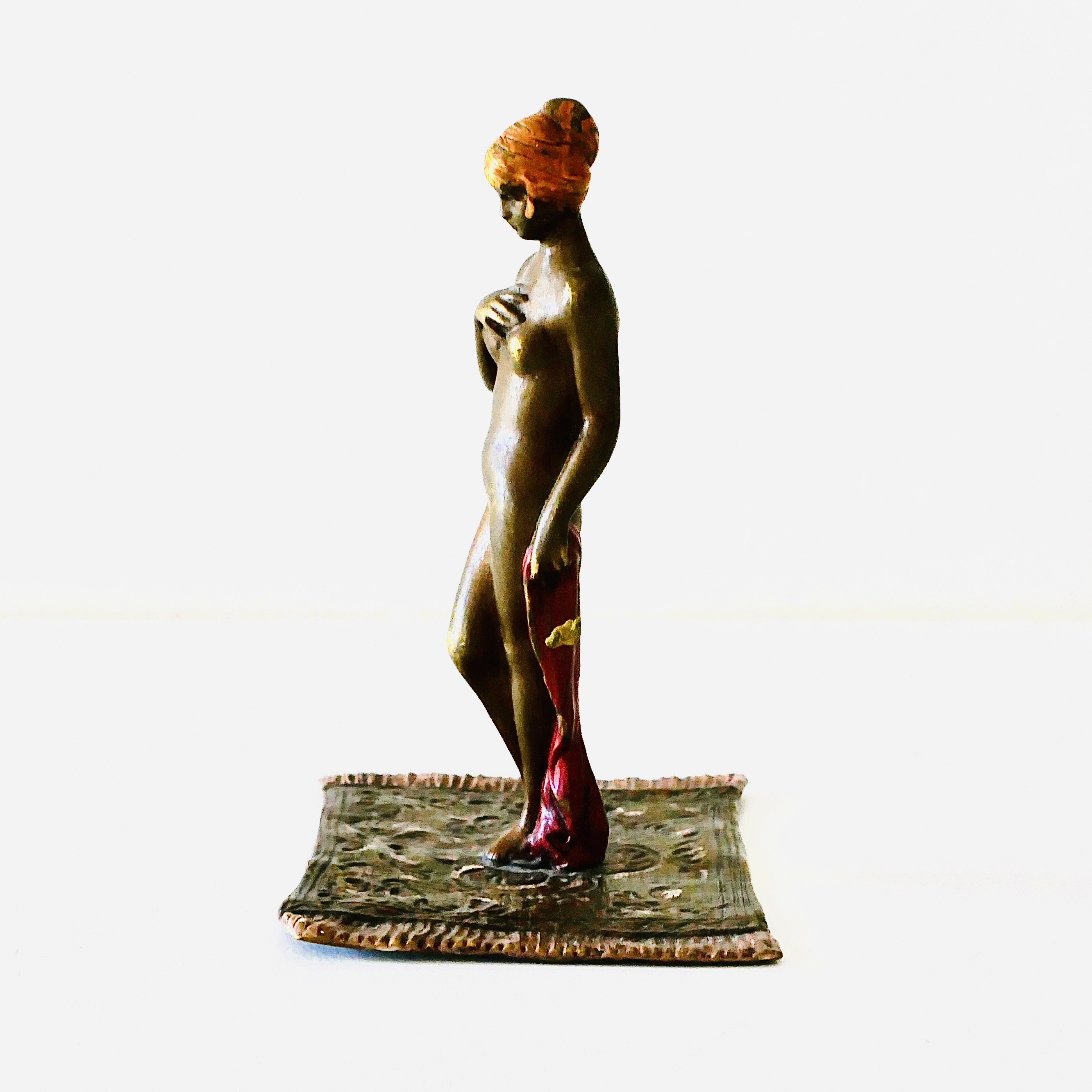 No. 26-027 – Vienna Bronze: Nude Young Woman on an Oriental  Rug, Austria, early 20th century - 4