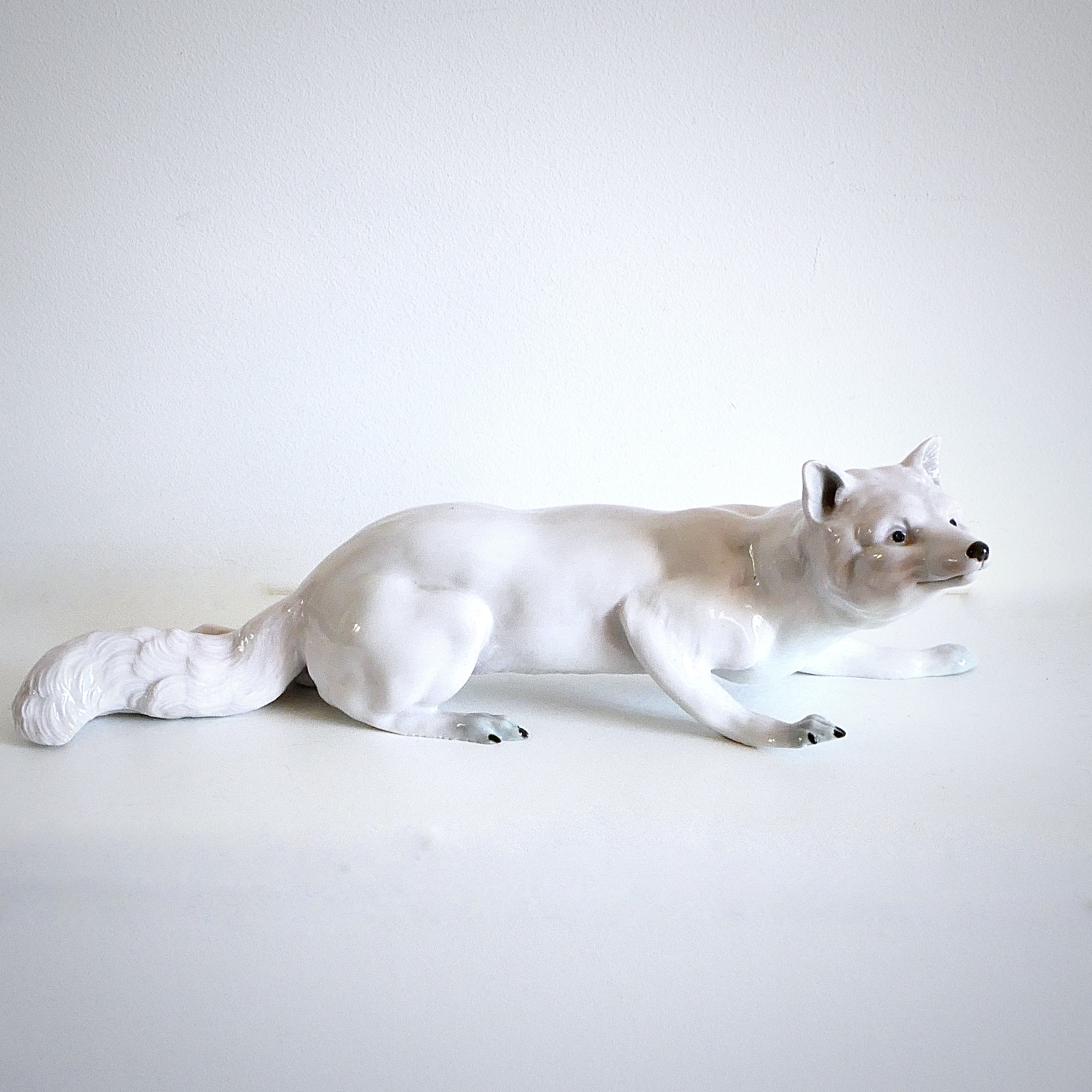 White Porcelain Wolf or Fox with Gray Finish, E. & A. Müller, Schwarza/Saale, Germany, late 19th, early 20th century - 2