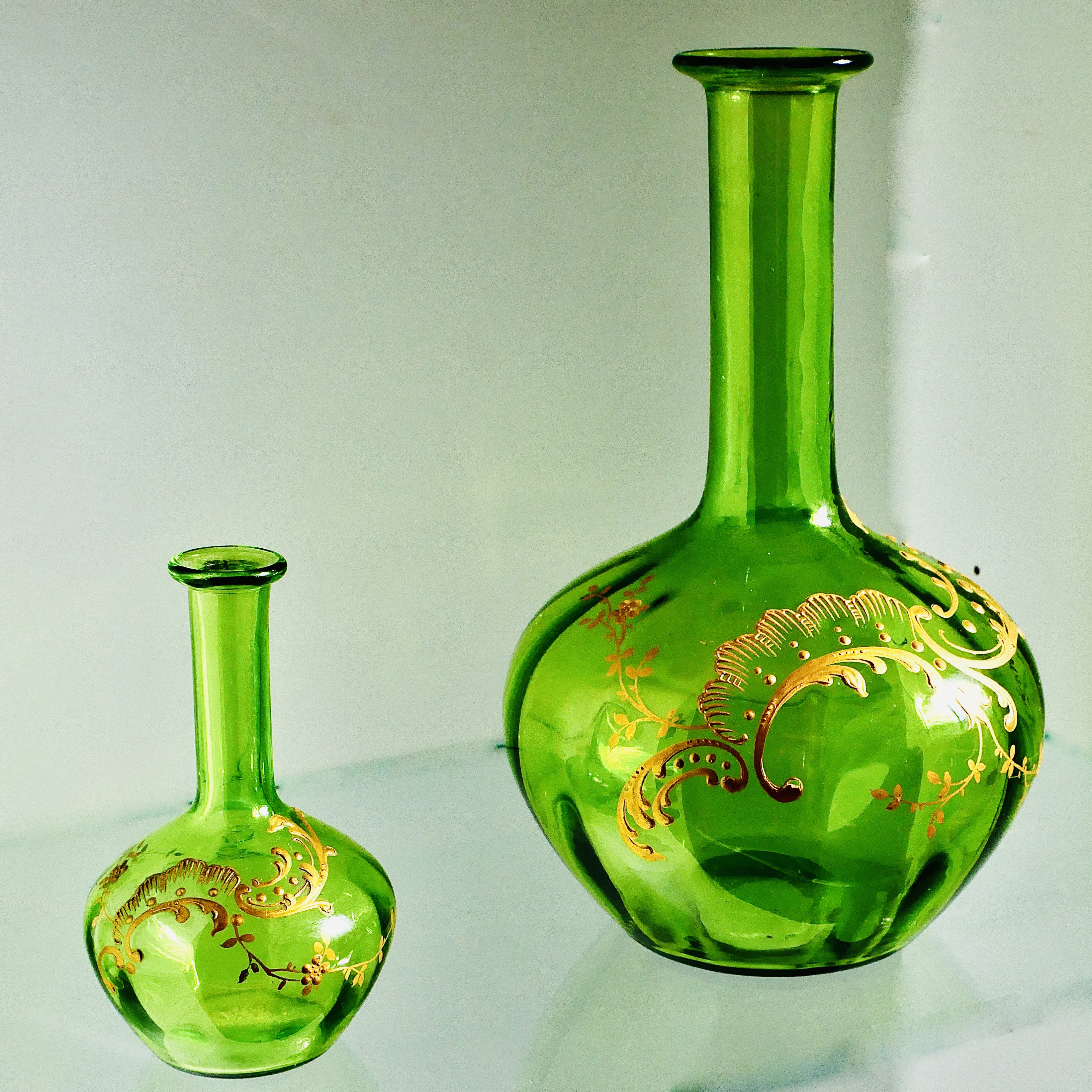 Paire de Flacons Emaillés en Verre de Bohême, Vert et Or, Moser, fin 19e - 4