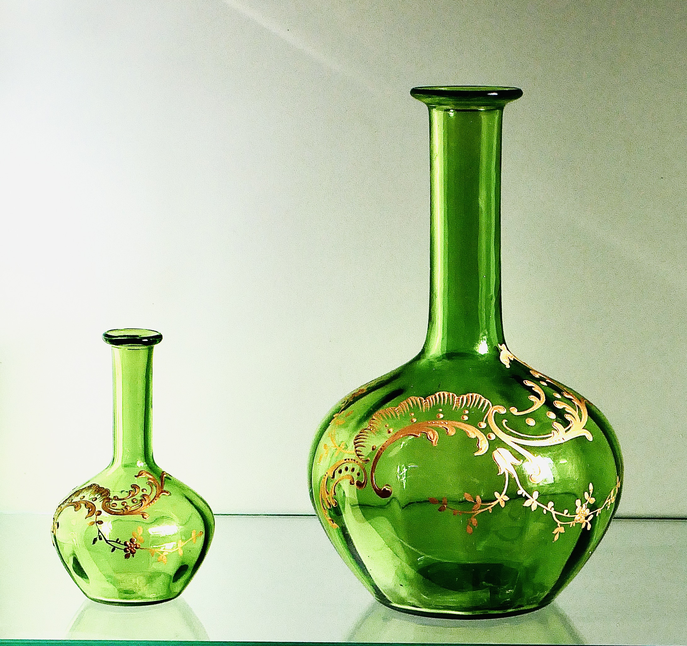 Paire de Flacons Emaillés en Verre de Bohême, Vert et Or, Moser, fin 19e - 2
